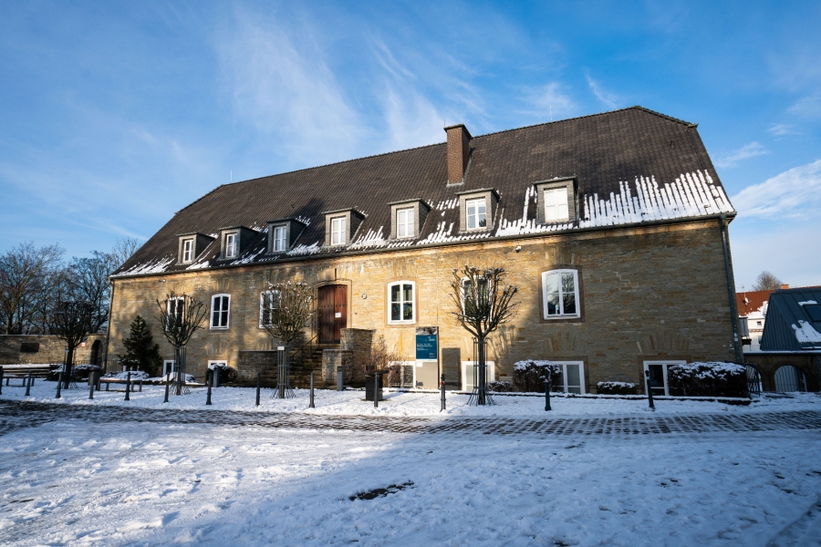 Die Erinnerungs- und Gedenkstätte Wewelsburg 1933 – 1945 im ehemaligen Wachgebäude am Vorplatz der Wewelsburg (Foto: Kreismuseum Wewelsburg, André Heinermann)